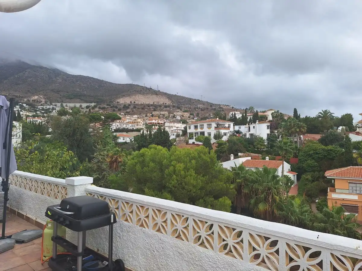 Vista exterior de Casa o xalet en venda en Benalmádena amb Terrassa i Piscina