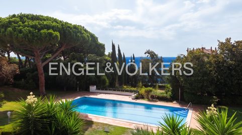 Espectacular casa de diseño con jardín, piscina comunitaria y vistas al mar en Llavaneras