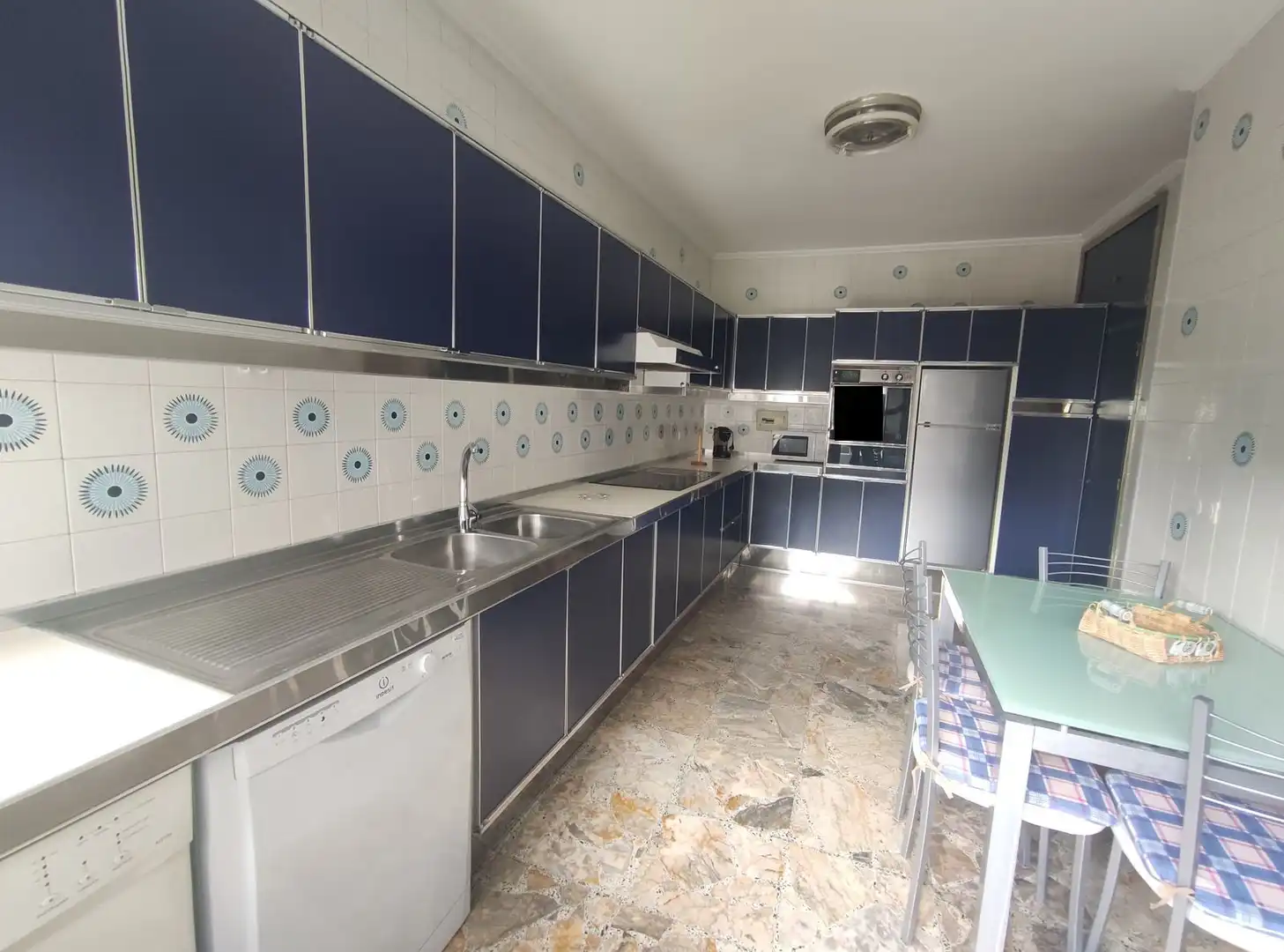 Cuina de Pis de lloguer en Ourense Capital  amb Calefacció, Moblat i Forn