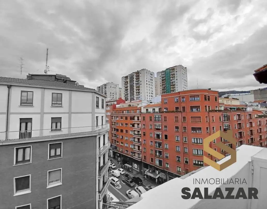 Vista exterior de Àtic en venda en Bilbao  amb Calefacció i Terrassa