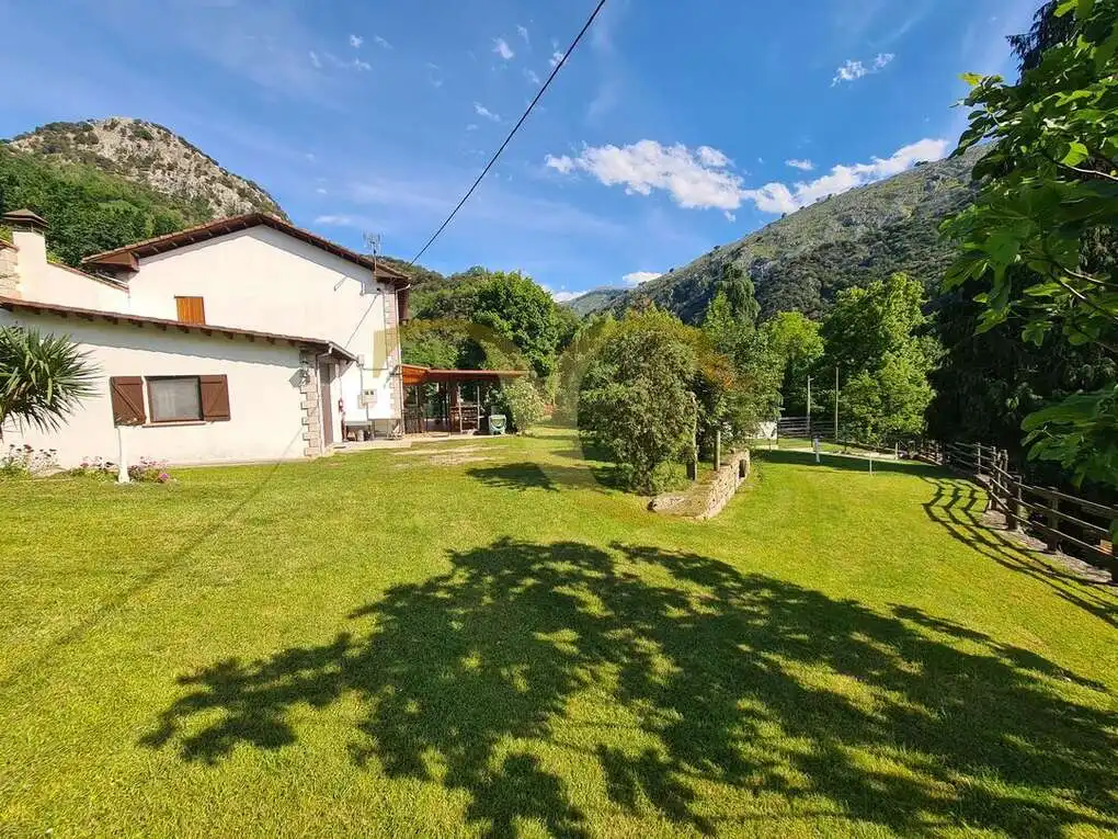 Jardí de Casa o xalet en venda en Peñamellera Alta amb Calefacció, Jardí privat i Terrassa