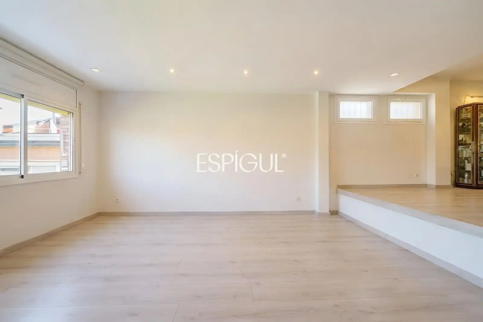 Sala de estar de Casa adosada en venta en Sant Cugat del Vallès con Aire acondicionado, Calefacción y Terraza