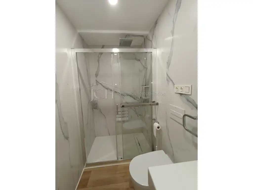 Baño de Piso en venta en Fuengirola con Piscina, Horno y Lavadora