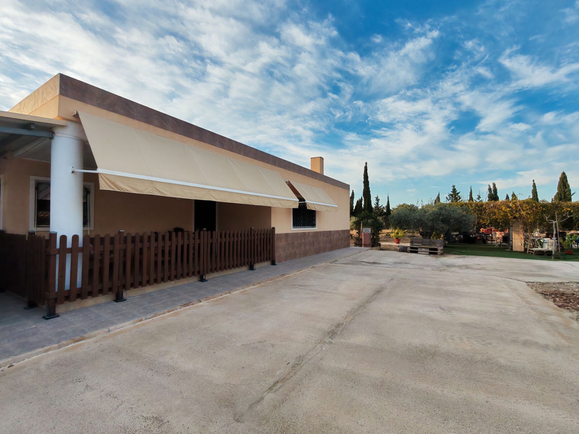 Vista exterior de Casa adosada en venta en Elche / Elx con Aire acondicionado, Jardín privado y Terraza