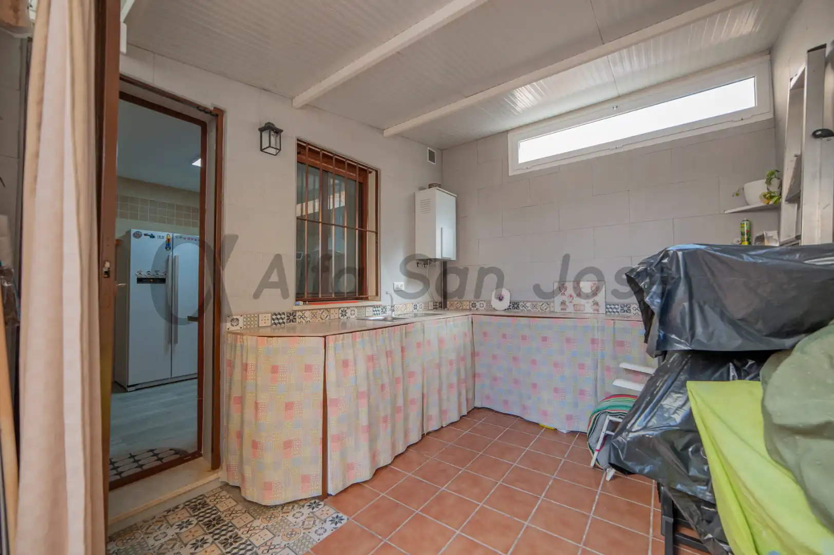Cuina de Casa adosada en venda en La Rinconada amb Aire condicionat i Moblat