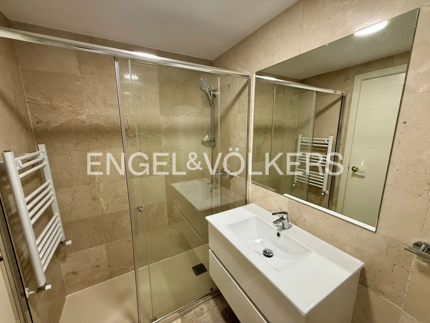 Badezimmer von Wohnung zur Miete in Madrid mit Klimaanlage, Heizung und Parkett