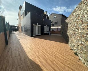 Vista exterior de Casa o xalet en venda en Parla amb Aire condicionat i Terrassa