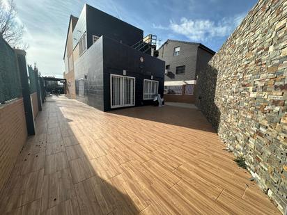 Vista exterior de Casa o xalet en venda en Parla amb Aire condicionat i Terrassa