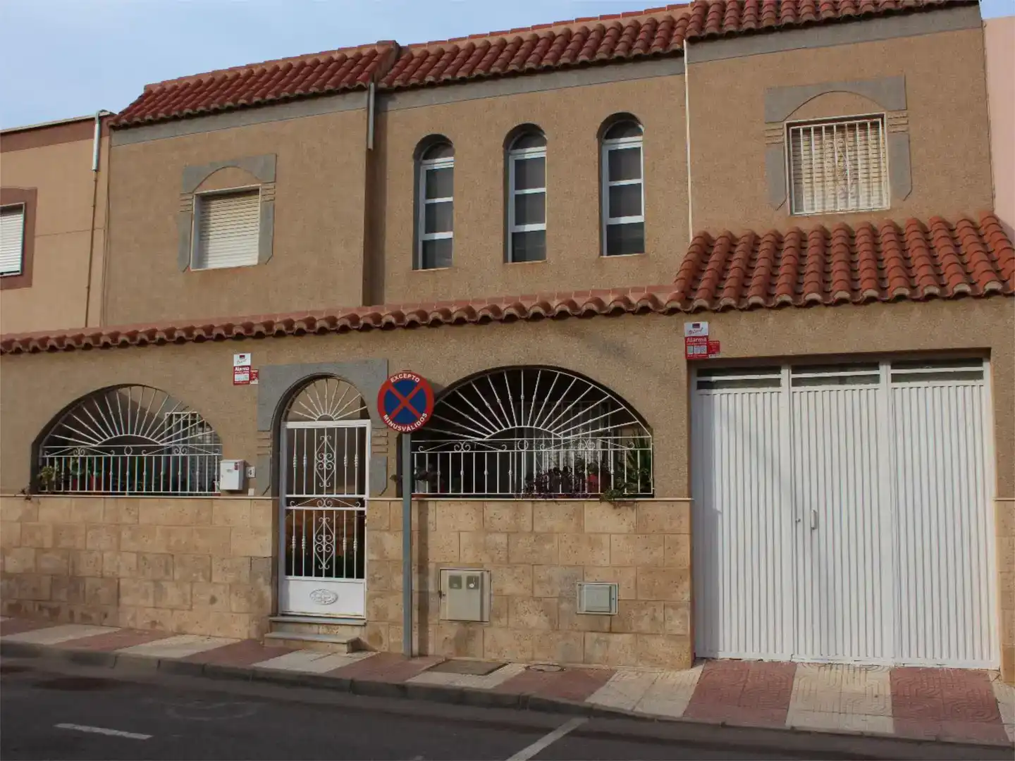 Vista exterior de Dúplex en venda en Roquetas de Mar amb Jardí privat, Moblat i Balcó