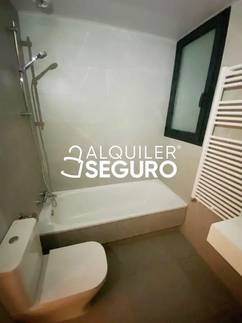 Bathroom of Flat for rent in Madrid  with Air Conditioner, Heating and Terrace