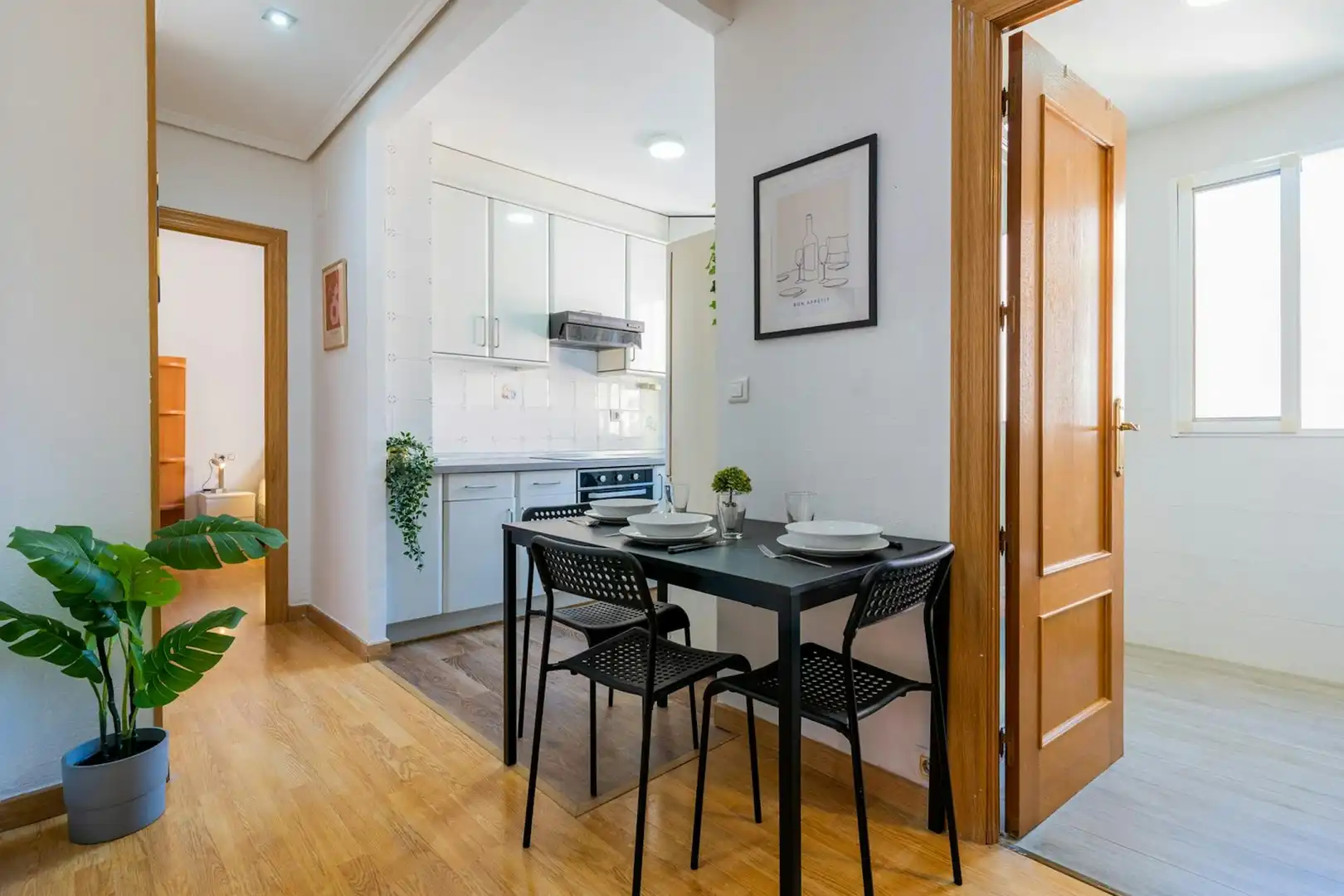 Küche von Wohnung zur untervermieten in Valencia mit Möbliert, Waschmaschine und Fernseher