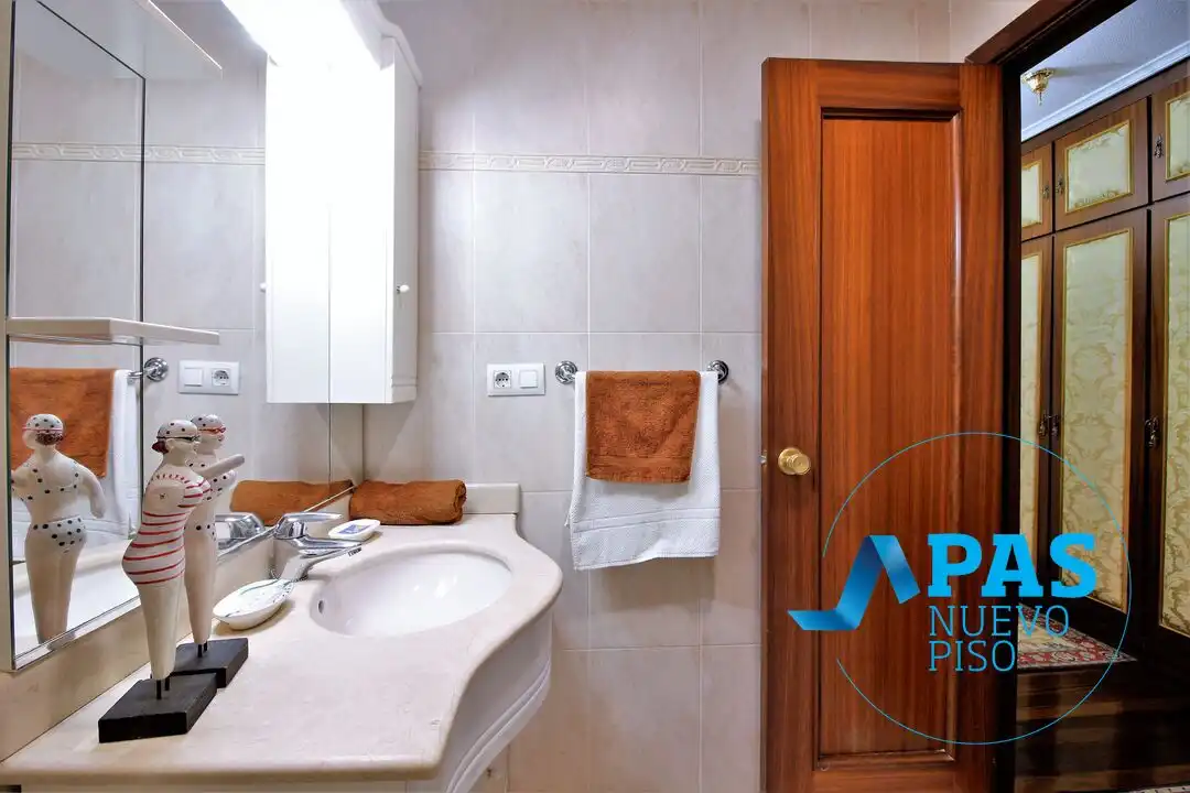 Badezimmer von Wohnung zum Verkauf in Santander mit Heizung und Abstellraum