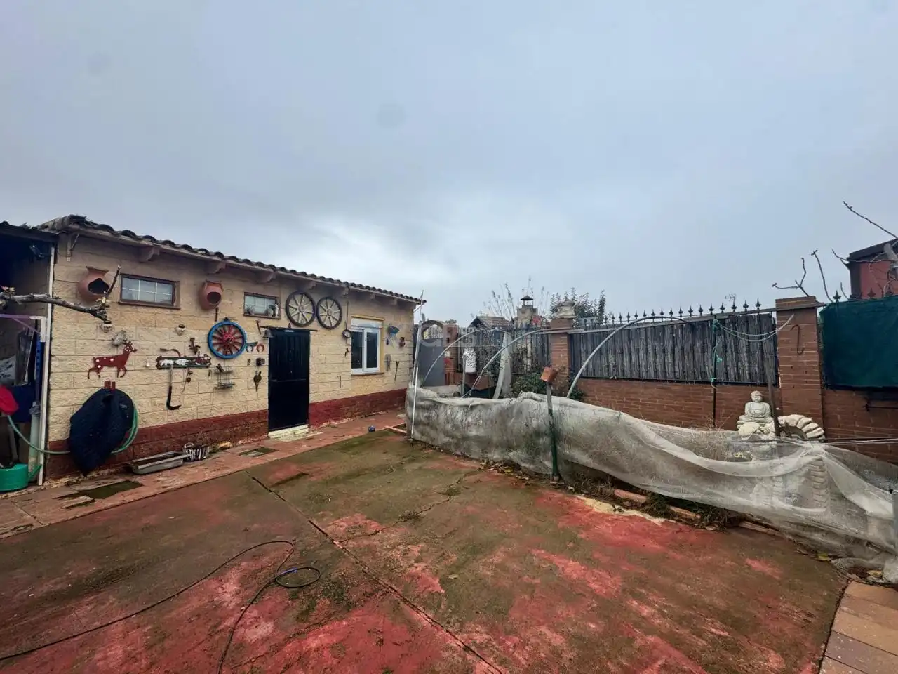 Vista exterior de Casa o chalet en venta en Onzonilla con Calefacción y Jardín privado