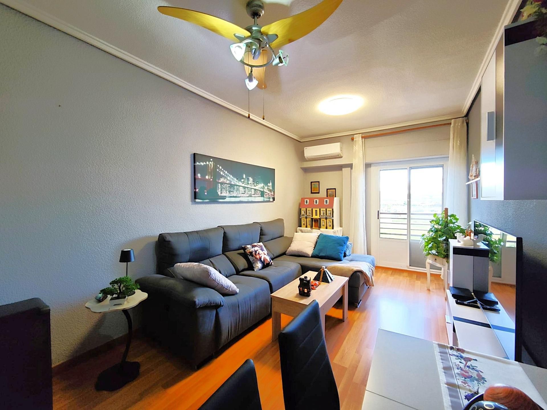 Sala d'estar de Pis en venda en Elche / Elx amb Terrassa, Moblat i Balcó