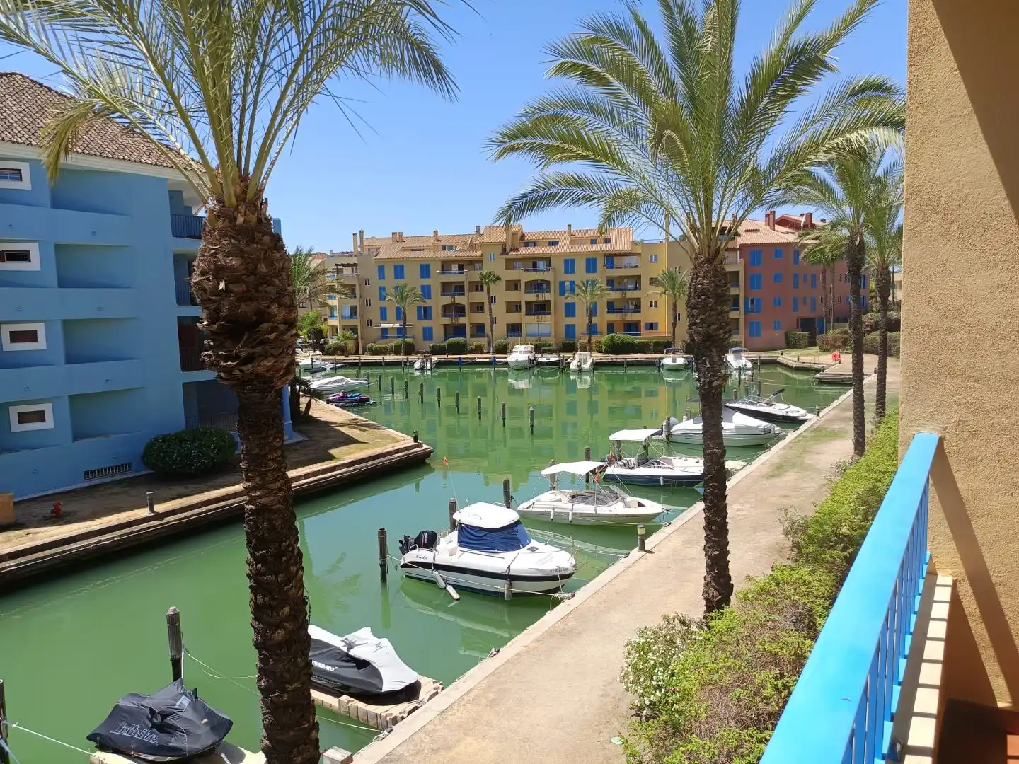 Vista exterior de Apartament de lloguer en Sotogrande amb Aire condicionat i Terrassa