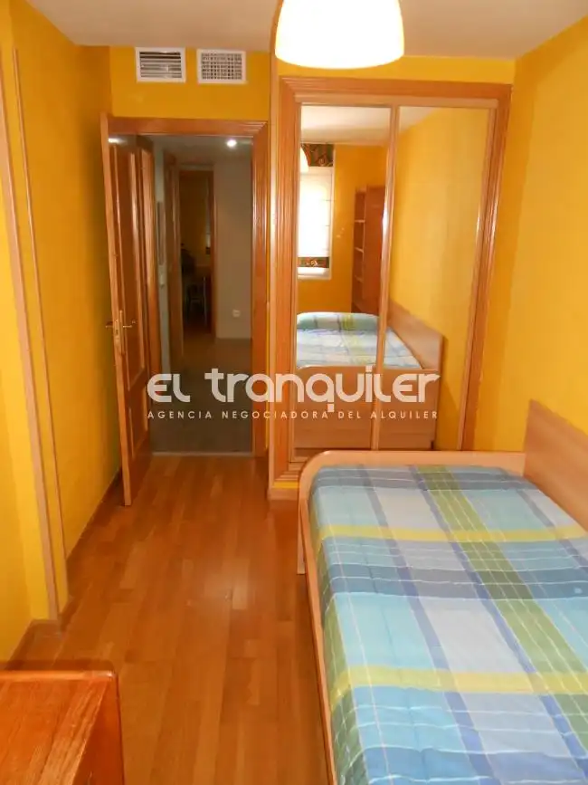 Schlafzimmer von Wohnung zur Miete in Madrid mit Klimaanlage, Terrasse und Möbliert