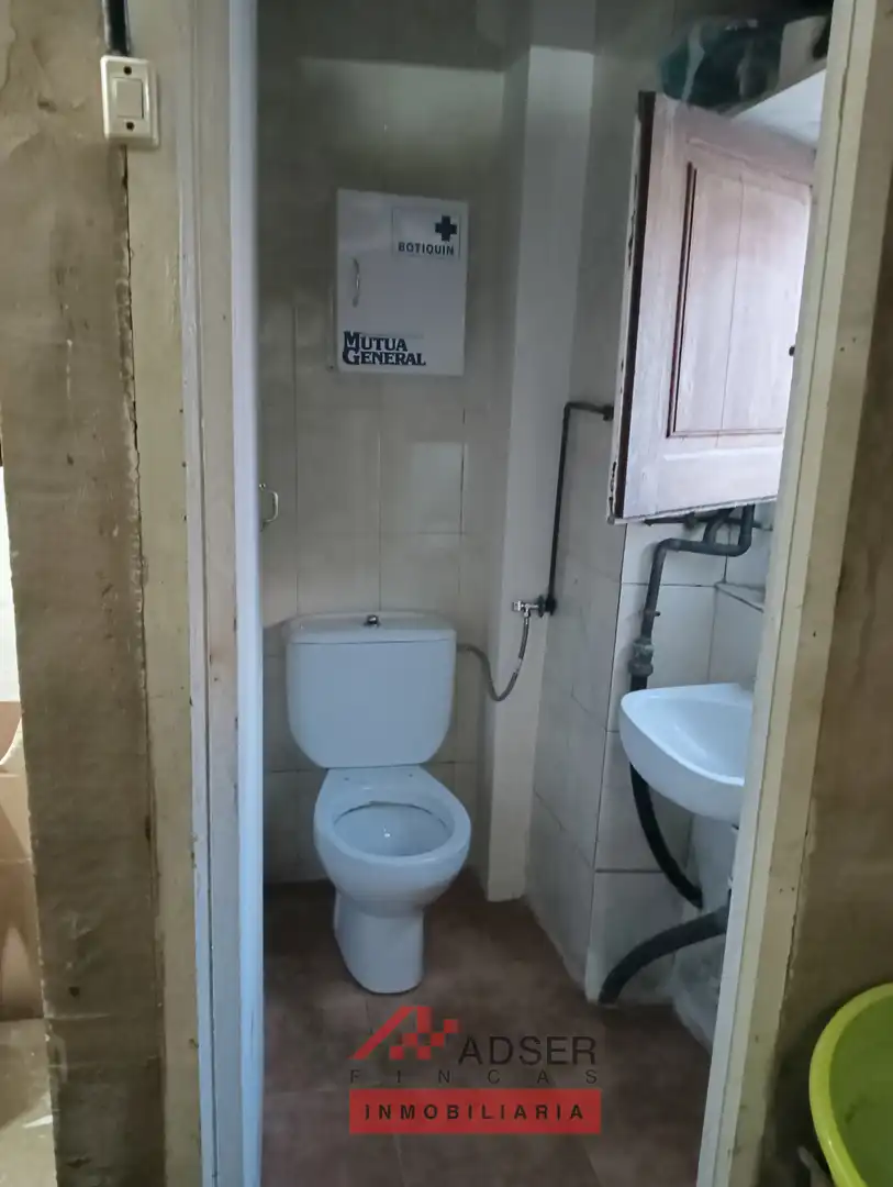 Baño de Local de alquiler en  Logroño