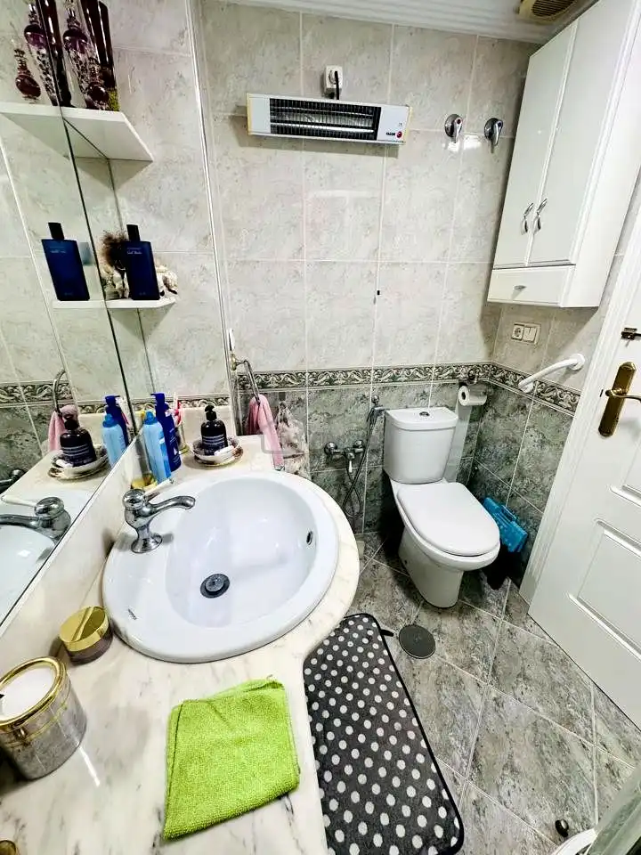 Badezimmer von Wohnungen zum Verkauf in Finestrat mit Klimaanlage, Privatgarten und Terrasse