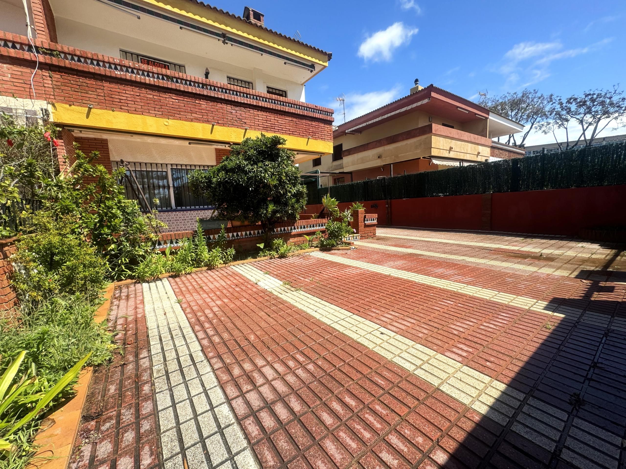 Exterior view of House or chalet for sale in Punta Umbría  with Private garden, Terrace and Storage room