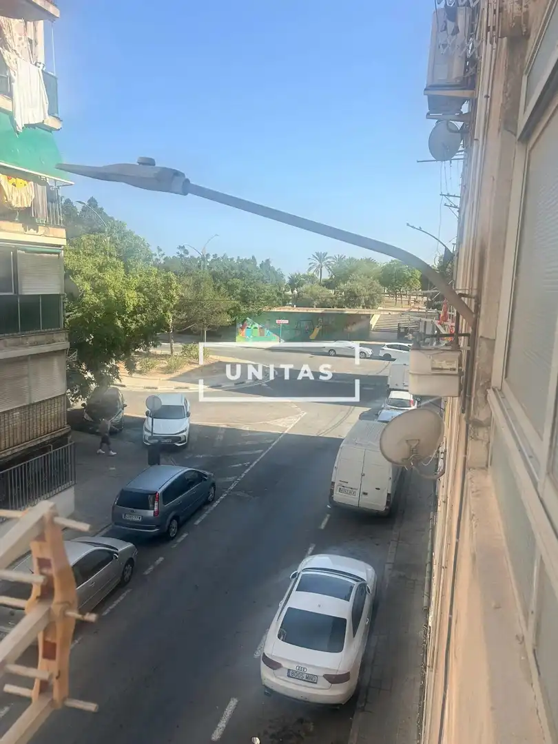 Vista exterior de Pis en venda en Alicante / Alacant amb Balcó