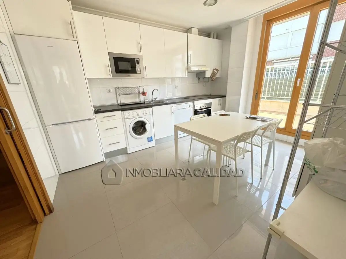 Cocina de Piso en venta en Burgos con Calefacción, Trastero y Piscina