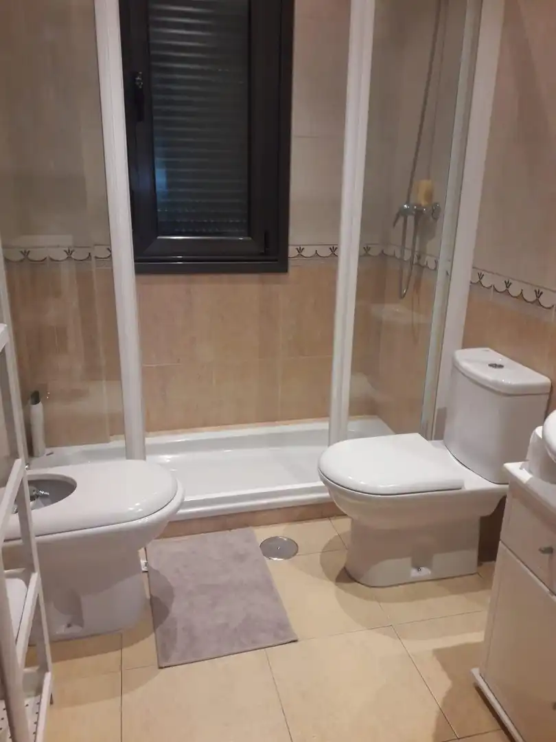 Bany de Pis en venda en Oviedo  amb Calefacció, Jardí privat i Traster