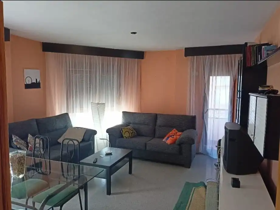 Wohnzimmer von Wohnung zur Miete in Industria