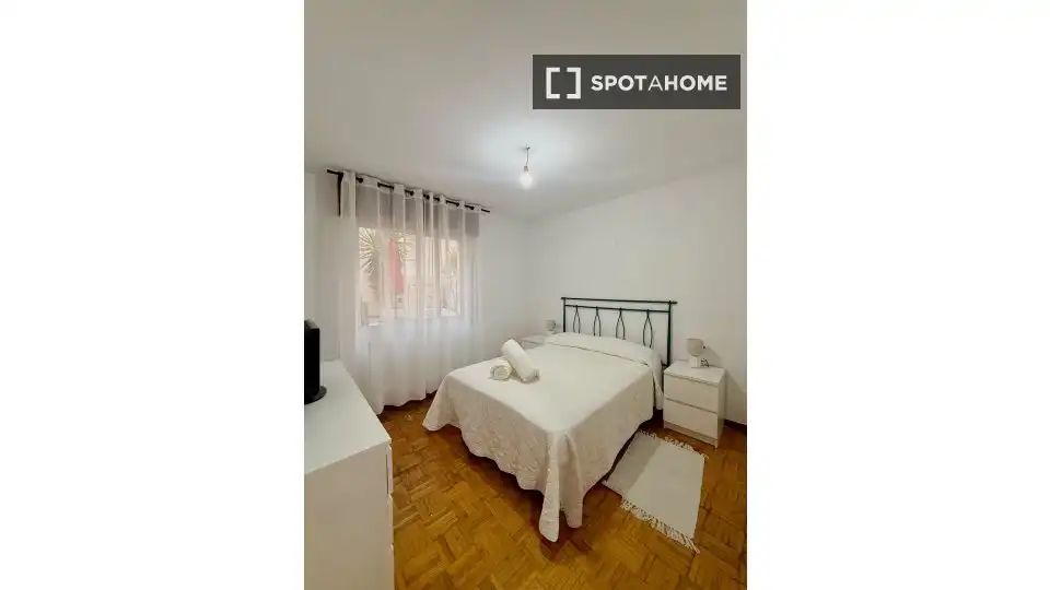 Dormitori de Apartament per a compartir en Pontevedra Capital  amb Aire condicionat, Terrassa i Moblat