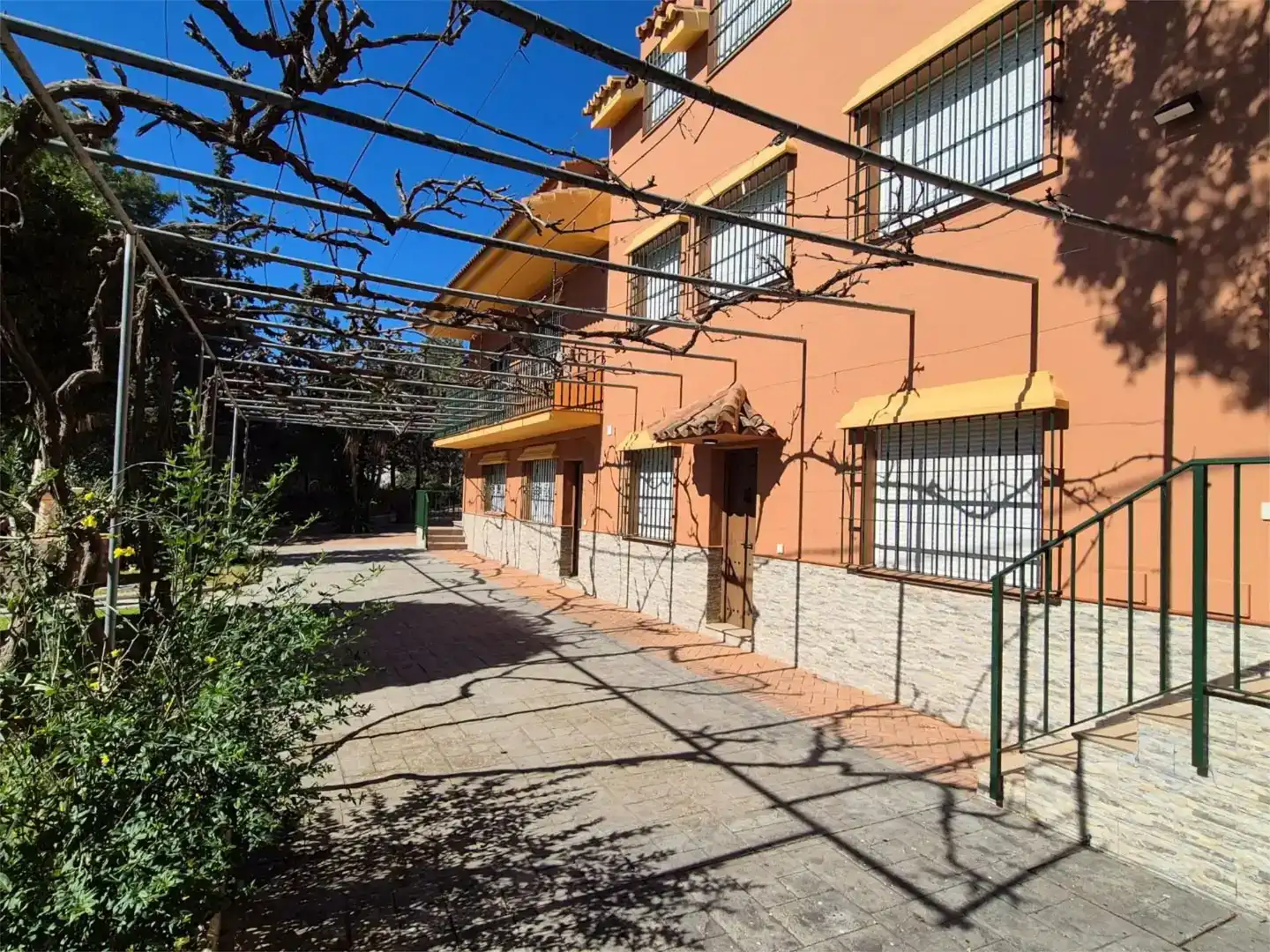 Vista exterior de Casa o xalet en venda en Cártama amb Aire condicionat, Piscina i Balcó