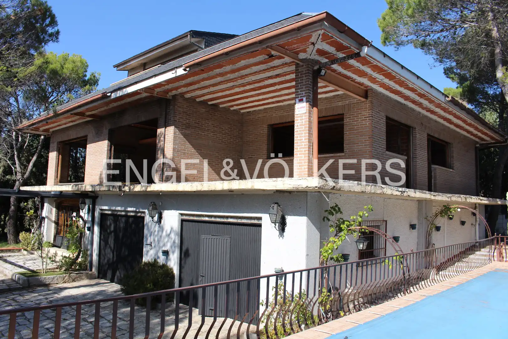 Vista exterior de Casa o chalet en venta en Cabanillas de la Sierra con Calefacción, Jardín privado y Piscina