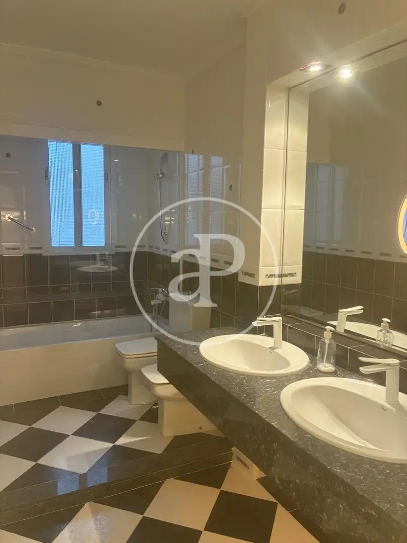 Bathroom of Flat for rent in Valencia  with Air Conditioner, Heating and Terrace