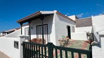Vista exterior de Casa o xalet en venda en Arico amb Jardí privat, Terrassa i Traster