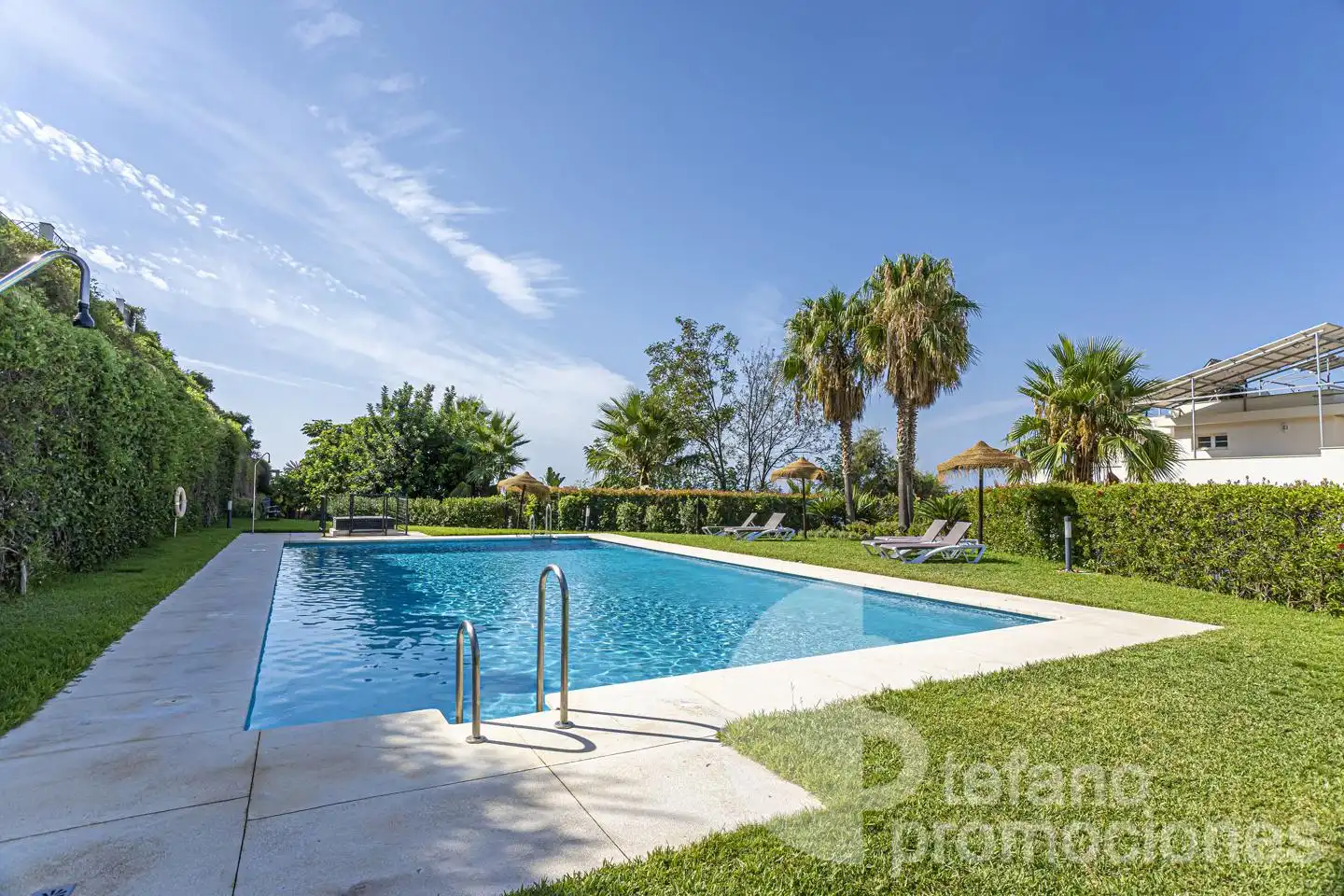 Piscina de Casa adosada en venda en Málaga amb Aire condicionat, Jardí privat i Parquet
