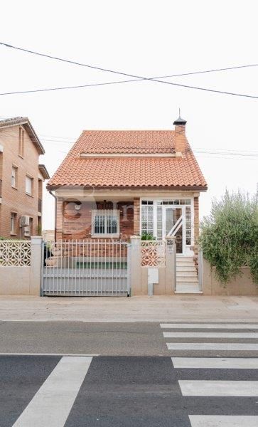Vista exterior de Casa o xalet en venda en  Lleida Capital amb Aire condicionat, Calefacció i Jardí privat