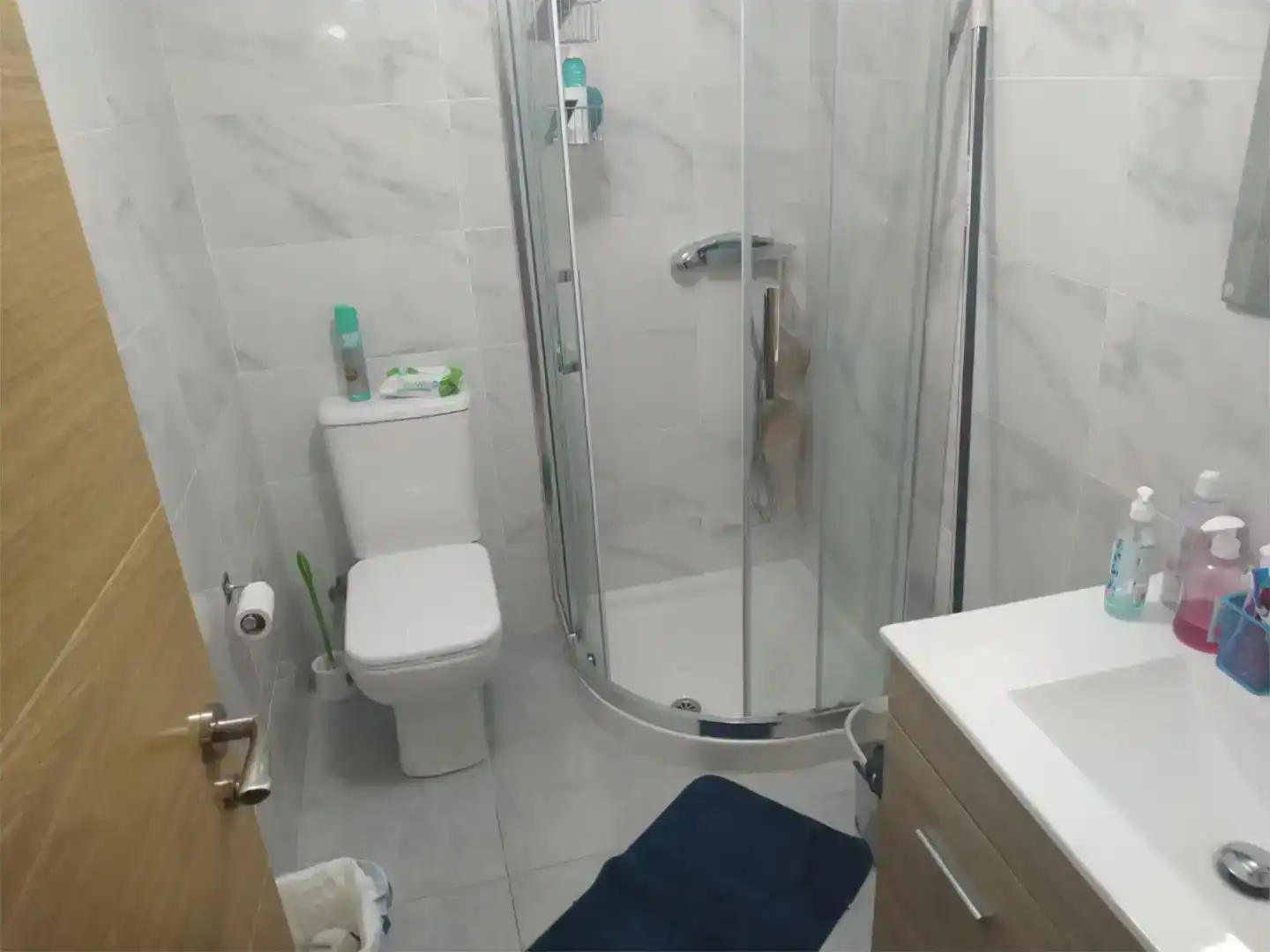 Bany de Apartament de lloguer en Ourense Capital  amb Parquet, Rentadora i Microones