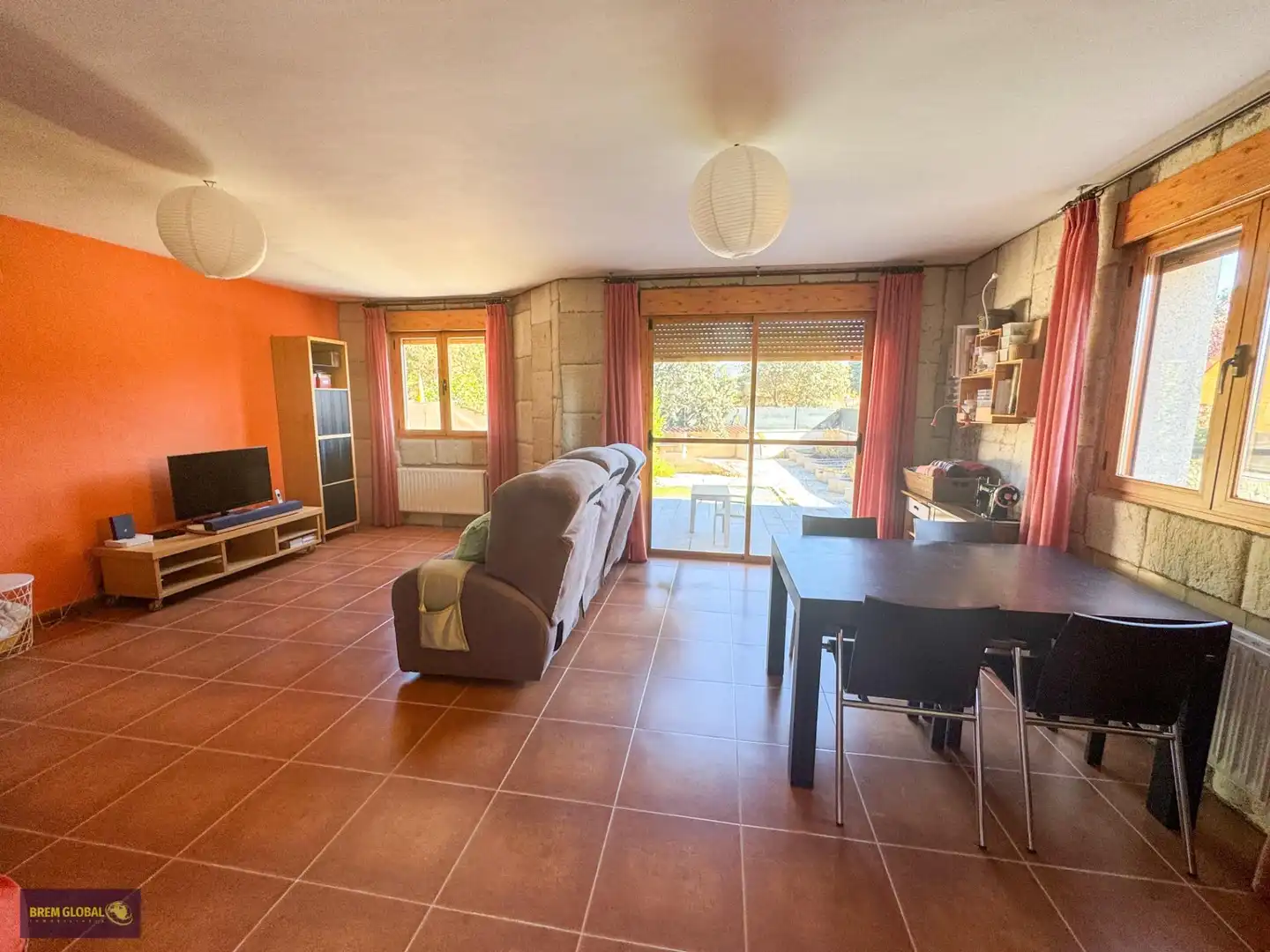 Sala de estar de Casa adosada en venta en Lozoyuela-Navas-Sieteiglesias con Calefacción, Jardín privado y Terraza