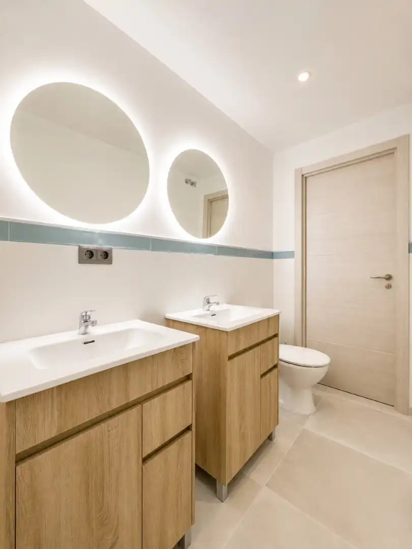 Bathroom of Study for share in Sevilla  with Air Conditioner, Heating and Furnished