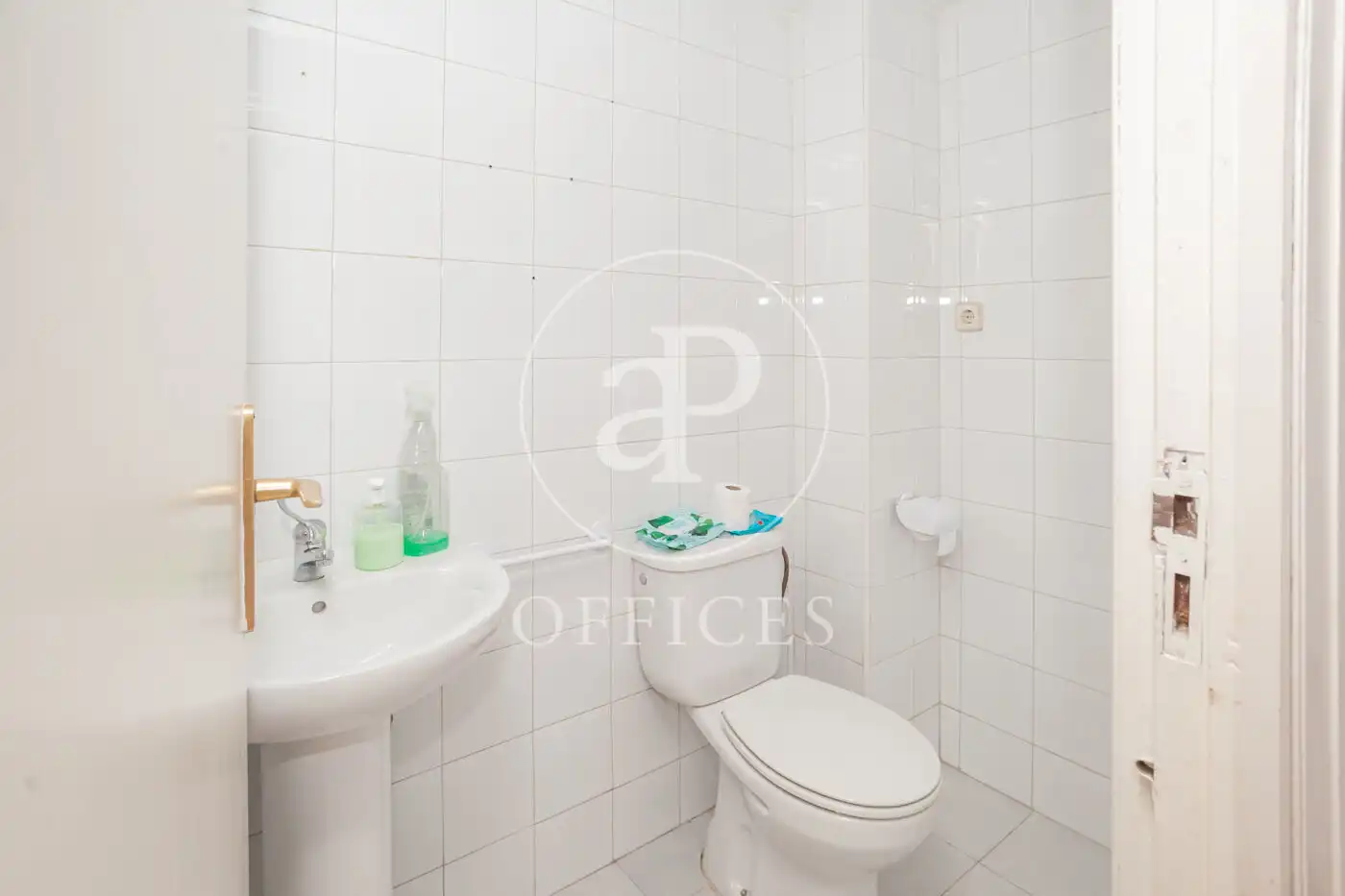 Badezimmer von Büro zur Miete in Madrid mit Klimaanlage