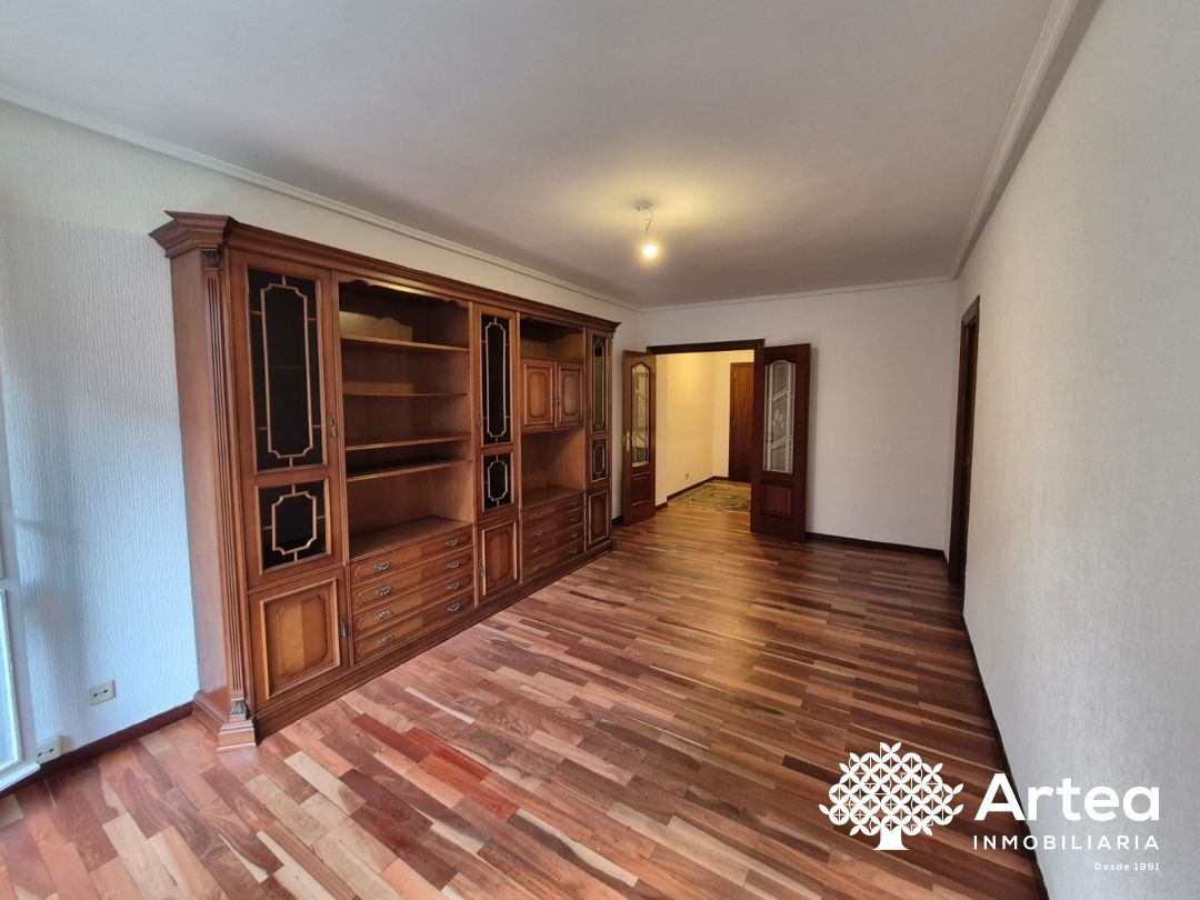 Sala d'estar de Pis en venda en Bilbao  amb Calefacció, Terrassa i Balcó