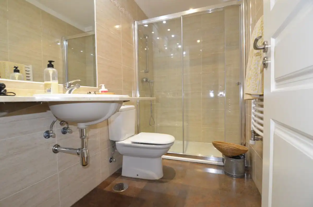 Baño de Casa adosada en venta en Doñinos de Salamanca con Calefacción, Parquet y Terraza