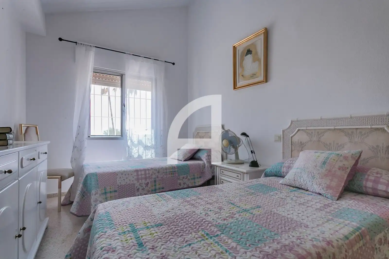 Schlafzimmer von Einfamilien-Reihenhaus zum Verkauf in Estepona mit Heizung, Terrasse und Schwimmbad