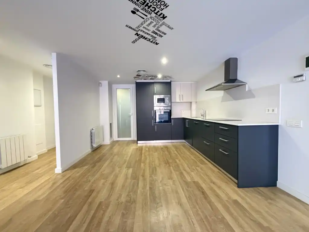 Kitchen of Flat for rent in Girona  with Air Conditioner, Heating and Oven