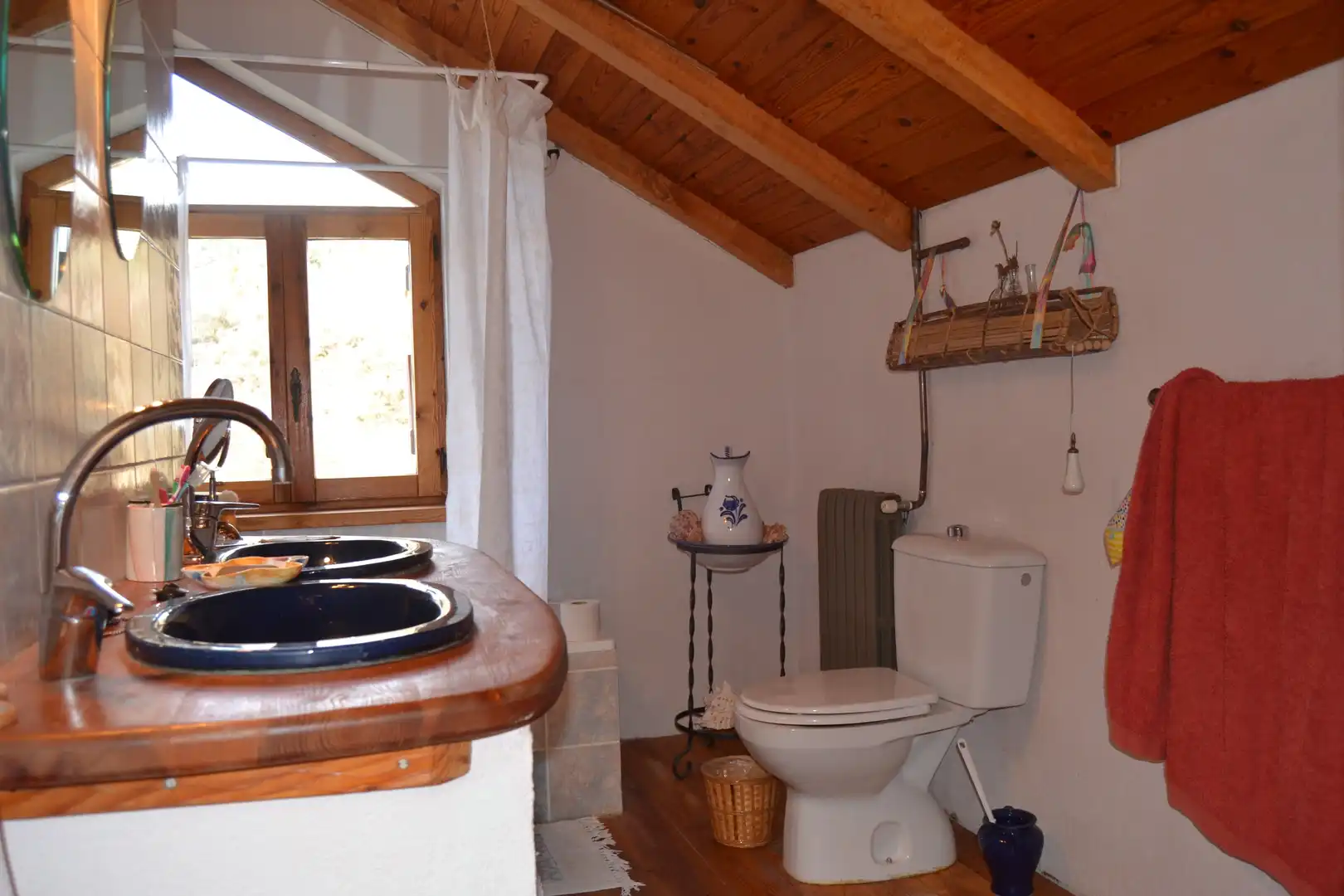 Badezimmer von Haus oder Chalet zum Verkauf in Aisa mit Heizung und Privatgarten