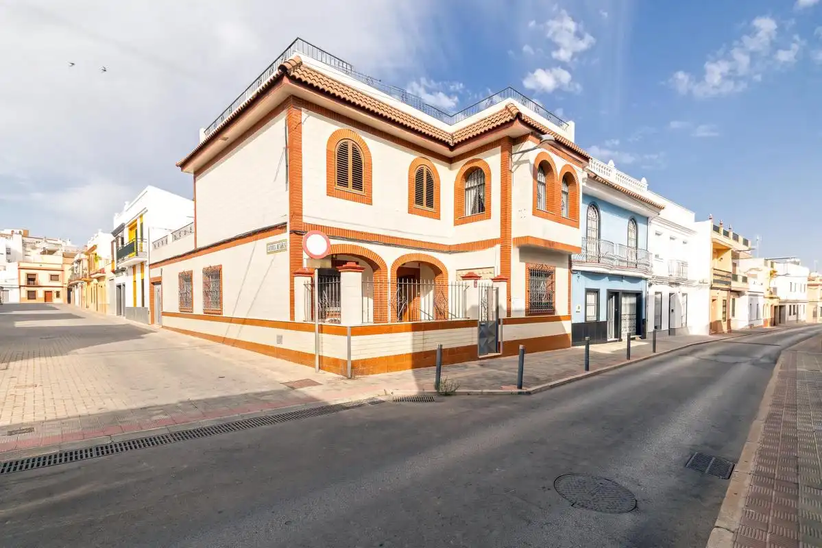 Vista exterior de Casa adosada en venda en Dos Hermanas amb Aire condicionat, Calefacció i Jardí privat