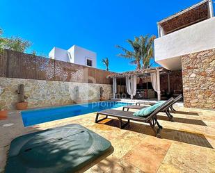 Vista exterior de Casa o xalet de lloguer en Níjar amb Aire condicionat, Terrassa i Piscina