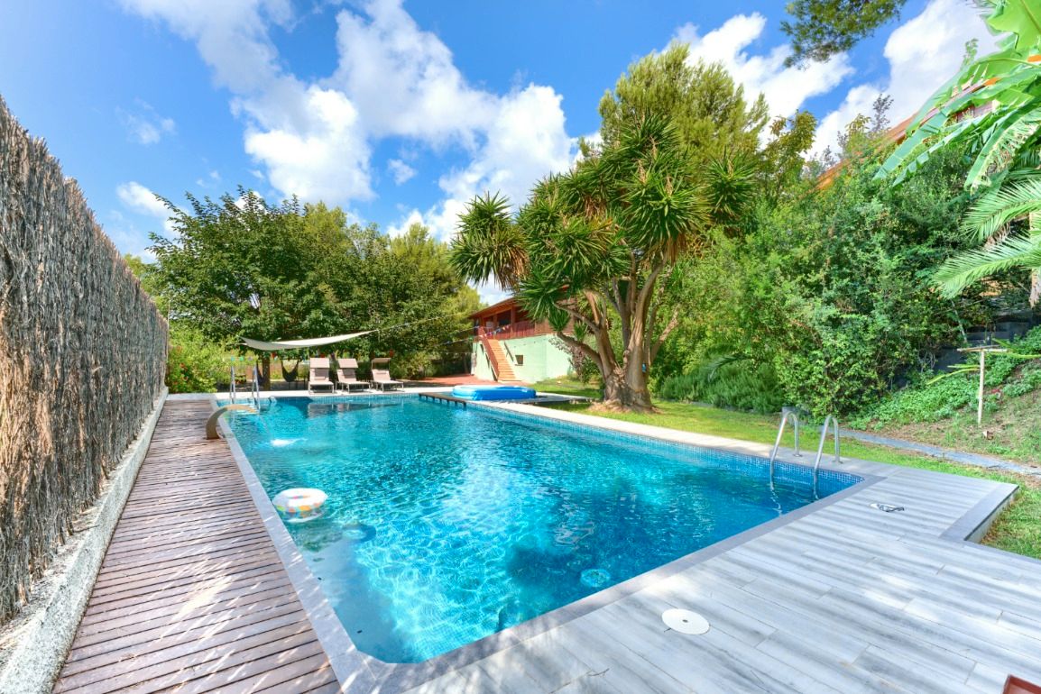 Swimming pool of House or chalet for sale in Vilanova i la Geltrú  with Air Conditioner, Private garden and Terrace