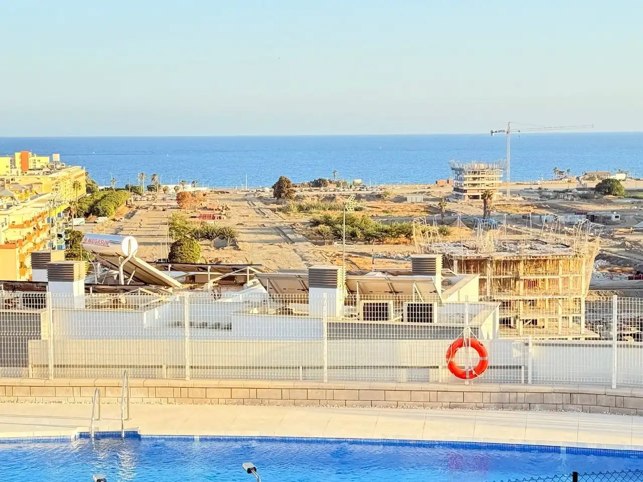 Vista exterior de Casa adosada en venta en Vélez-Málaga con Jardín privado y Piscina comunitaria