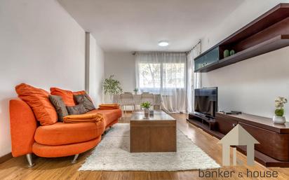 Sala d'estar de Pis en venda en Cerdanyola del Vallès amb Calefacció, Parquet i Terrassa