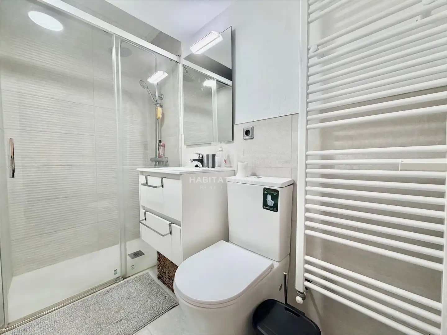 Badezimmer von Wohnung zum Verkauf in Girona mit Heizung, Privatgarten und Abstellraum