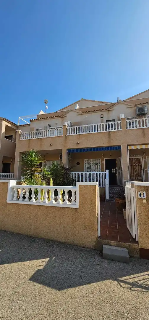Vista exterior de Dúplex en venta en Orihuela con Terraza, Piscina y Amueblado